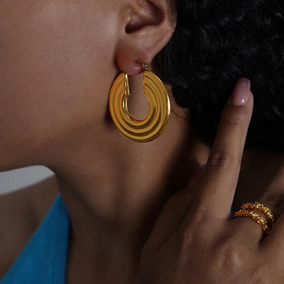 NEW💎18K Gold Plated Chunky Hoop Earrings - Picture 4 of 6